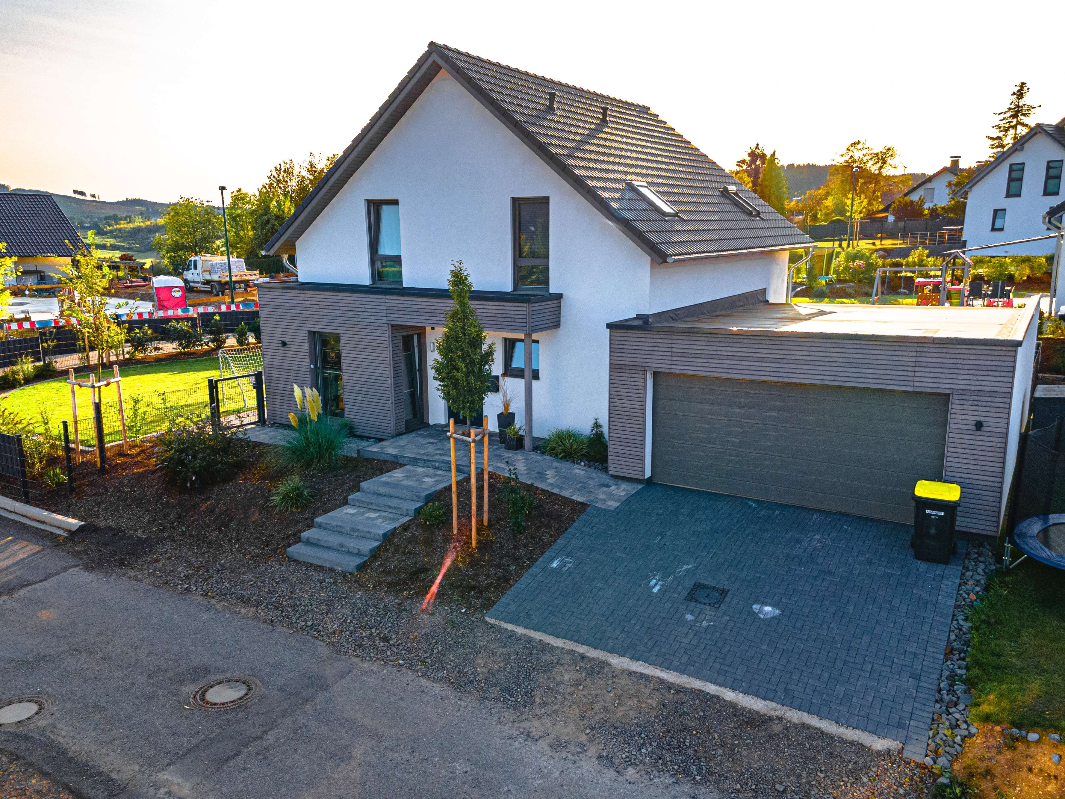 ISOWOODHAUS Modernes Einfamilienhaus Mit Doppelgarage isowoodhaus-modernes-einfamilienhaus-mit-doppelgarage
