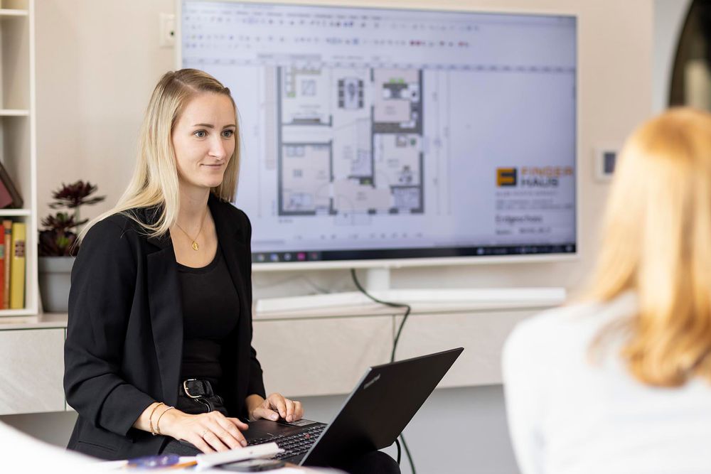 FH_Architektin_AnnKW_mit_FamilieGunnesch_im_Musterhaus_am_TV_Planung_ansehen_2798.jpg