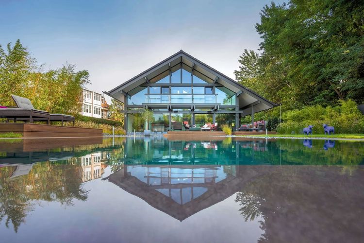 Modernes Architektenhaus in Skelettbauweise mit Satteldach, Pool und Terrasse