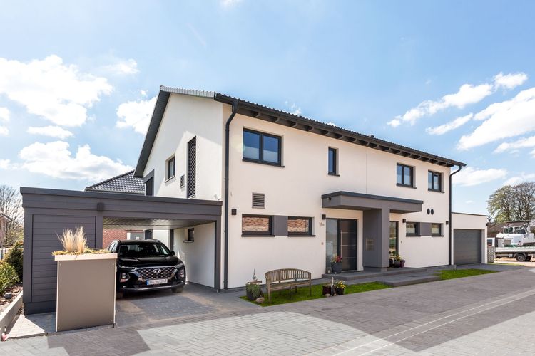 Modernes Fertighaus Doppelhaus mit Satteldach und Garage