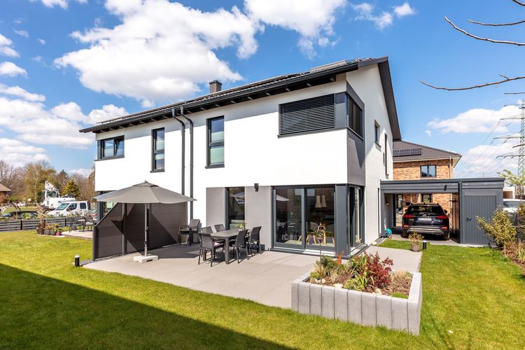 Modernes Doppelhaus mit großem Garten und Terrasse