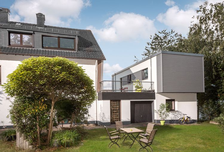 Modernes Einfamilienhaus mit Garten und FlyingSpace-Anbau auf der Garage