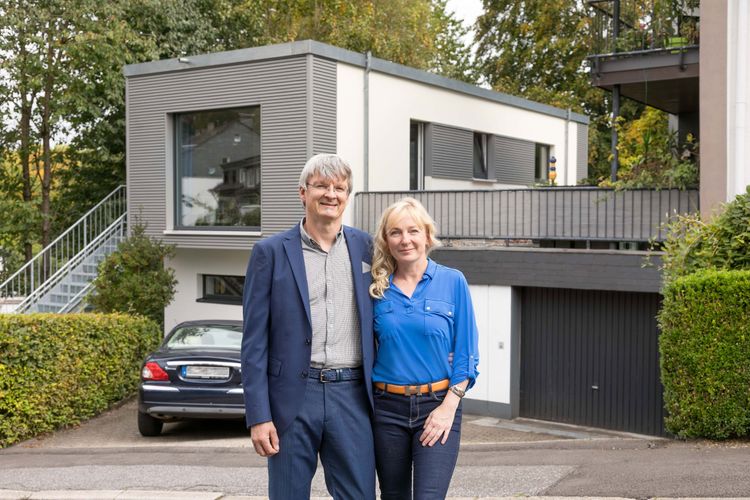 Baufamilie vor dem Eigenheim mit neuem FlyingSpace