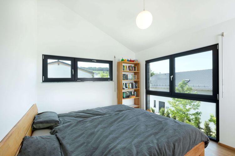 Das Schlafzimmer mit hohen Decken, lässt viel Platz für Träume