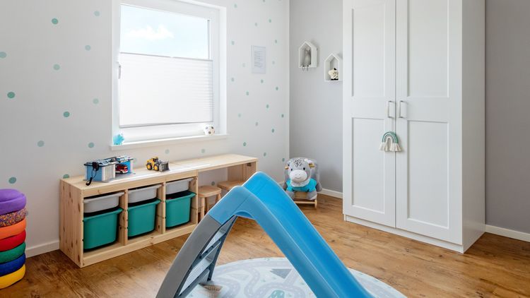 Karesa_Fertighaus_Familie_Satteldachhaus_Erker_Haus_NEubau_Family_Zuhause_innen_16_kinderzimmer.jpg