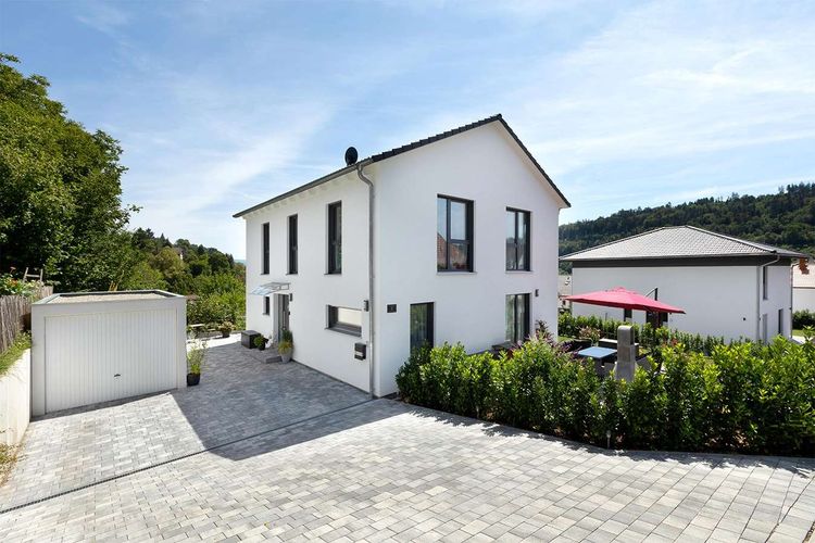 Einfamilienhaus mit gepflasterter Einfahrt