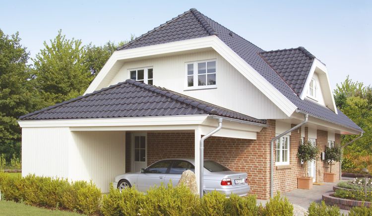 Einfamilienhaus mit Krüppelwalmdach, Fledermausgaube und Carport