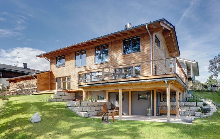 Modernes und ökologisches Holzhaus am Hang mit Terrasse