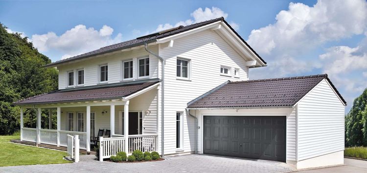 Fertighaus mit angeschlossener Garage, Holzverschalung und Veranda