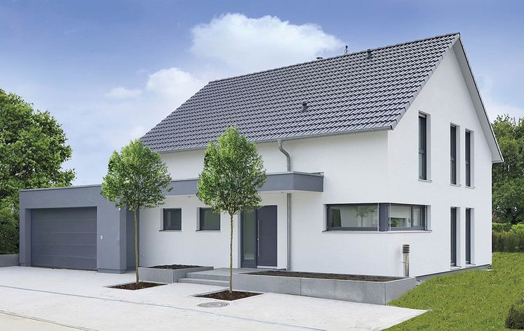 Einfamilienhaus mit Satteldach, kubischen Elementen und angrenzender Garage. 