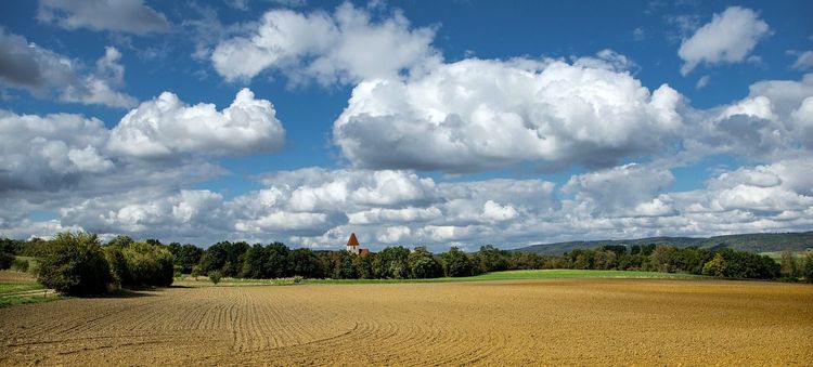 Schöne Landschaft mit abgeernteten Feldern