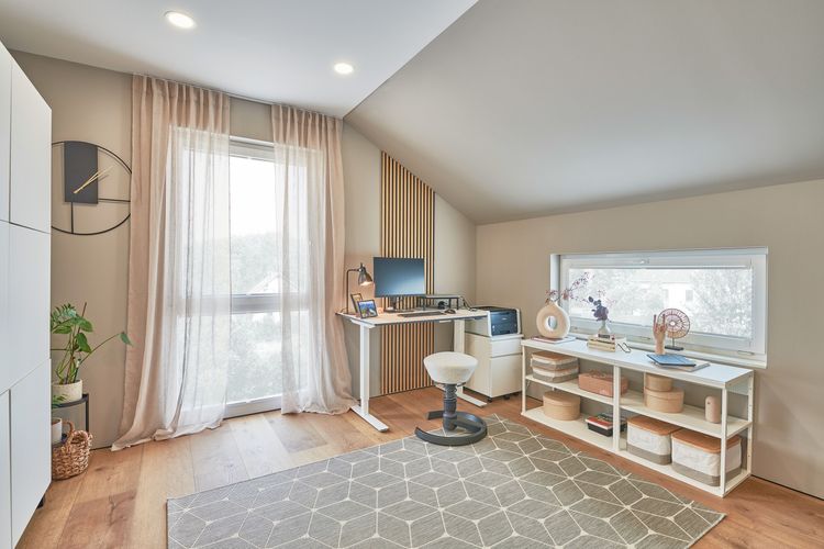 Arbeitszimmer mit Schreibtisch und Dachschräge