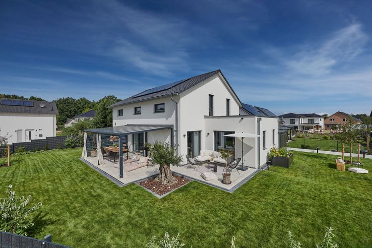 Modernes Einfamilienhaus mit Satteldach und Garten und Terrasse