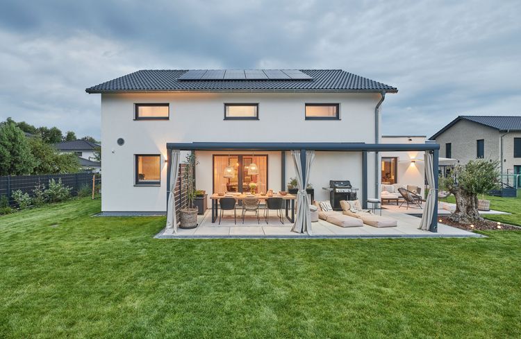Modernes Einfamilienhaus mit Satteldach und überdachter Terrasse