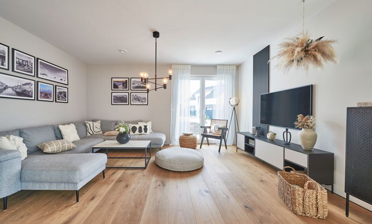 Wohnzimmer mit Sofaecke und Holzboden