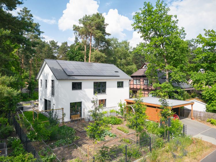 Modernes Einfamilienhaus mit Satteldach und Carport