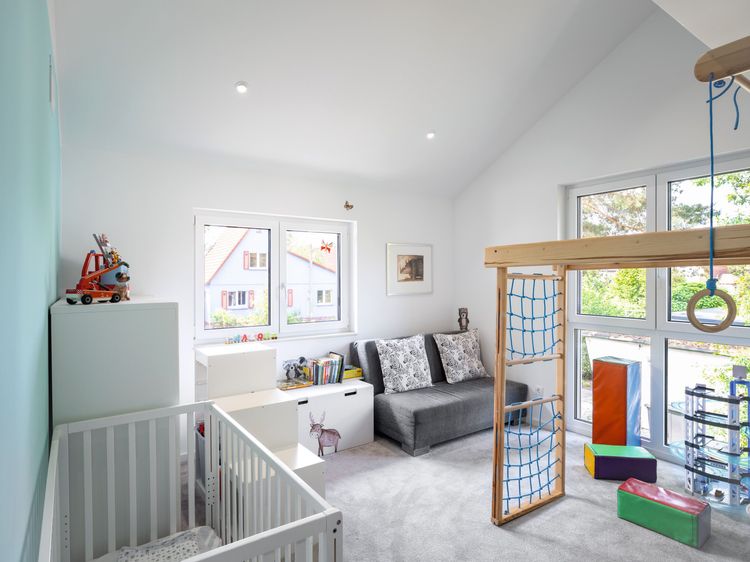 Helles Kinderzimmer mit Dachschräge und Kinderspielzeug