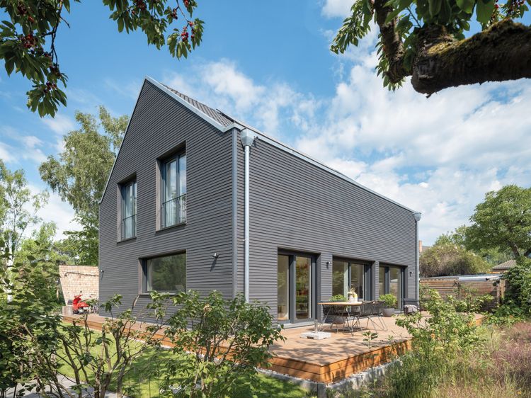 Modernes Einfamilienhaus mit Satteldach und Terrasse