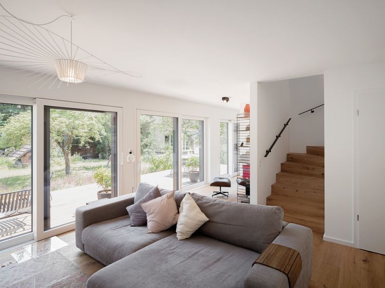 Offenes Wohnzimmer mit Ecksofa