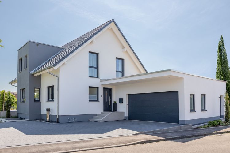 Modernes Einfamilienhaus mit Satteldach und Garage