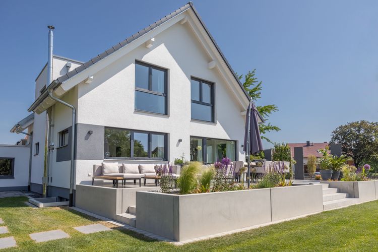 Modernes Einfamilienhaus mit Satteldach und Terrasse