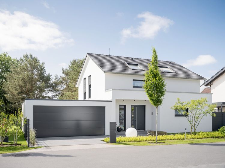 Modernes Einfamilienhaus mit Satteldach und Garage
