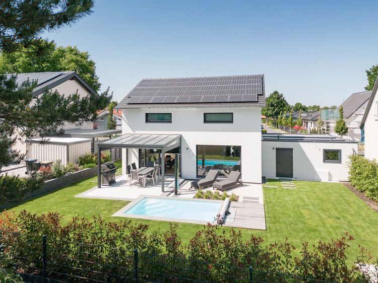 Modernes Einfamilienhaus mit Garten und Terrasse