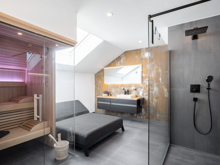 Modernes Wellnessbad mit bodentiefer Dusche
