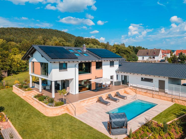 Modernes Einfamilienhaus mit Satteldach, Anbau und Garten mit Pool