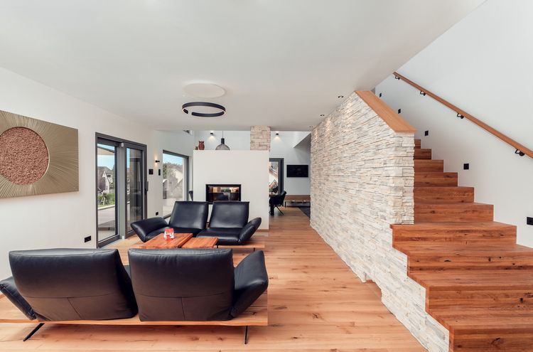 Offenes Wohnzimmer mit Treppe