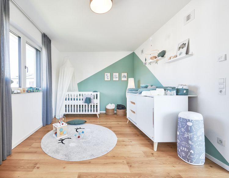 Helles Kinderzimmer mit Kinderbett und Holzboden
