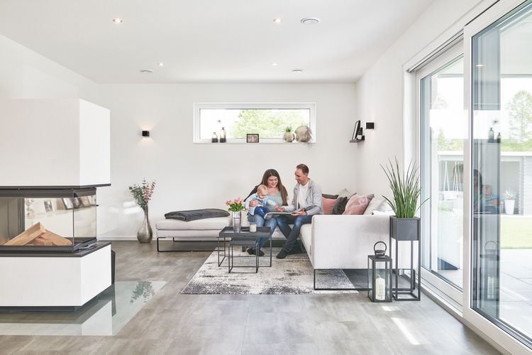 Bauherren im offenen Wohnzimmer mit Kamin