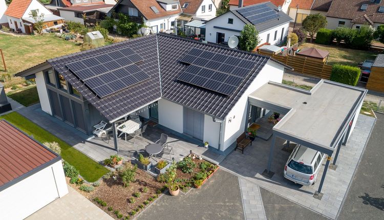 Modernes Einfamilienhaus mit überdachtem Eingang und Carport