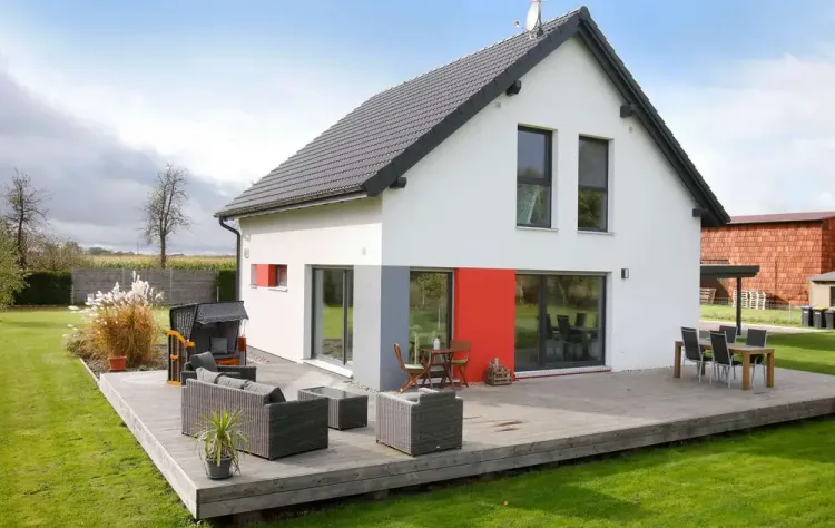 Modernes Einfamilienhaus mit Satteldach und Terrasse