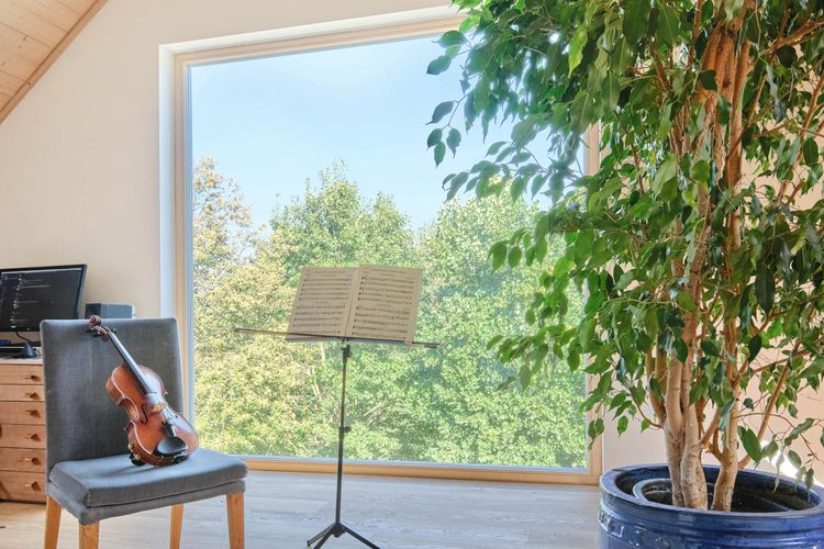 Musikzimmer mit Panoramafenster und herrlichem Ausblick