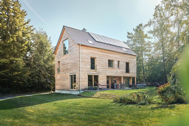 Modernes Ökohaus mit natürlicher Lärchenfassade und asymmetrischer Fensteranordnung