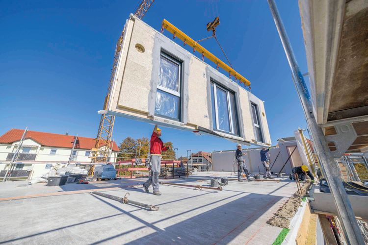 Bau eines Hauses in Holzbauweise mit vorgefertigten Bauteilen