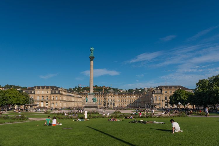 Schloßplatz in Stuttgart mit Grünfläche