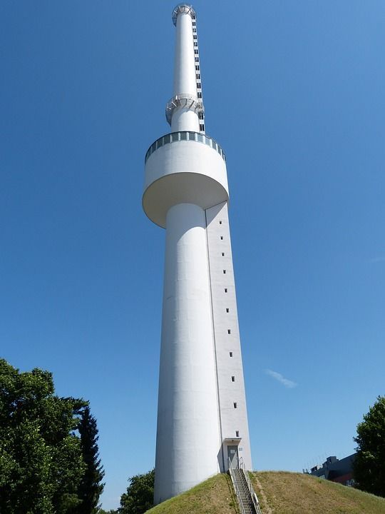 Wasserturm auf einem Hügel