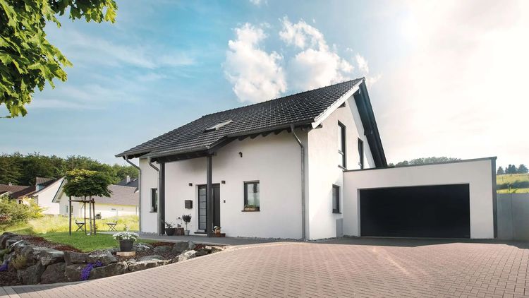Modernes Fertighaus mit Schleppdach und Garage