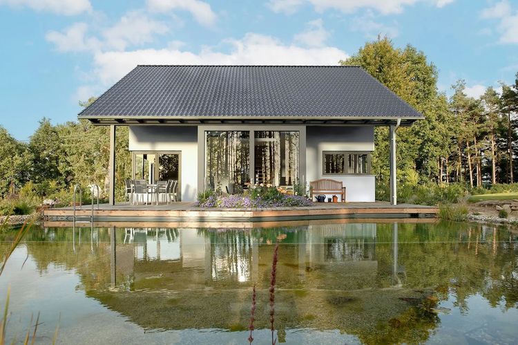 Modernes Einfamilienhaus mit Schleppdach, Wintergarten und Gartenteich