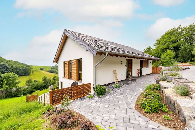 Modernes Einfamilienhaus in Hanglage mit Satteldach