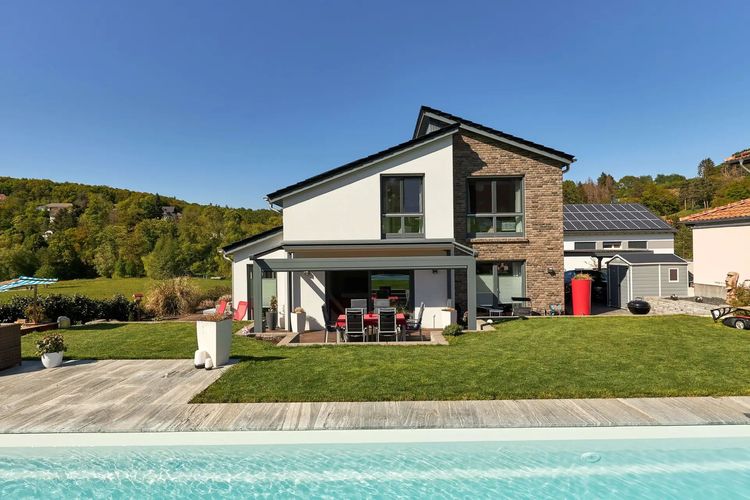 ProHaus Einfamilienhaus mit versetztem Pultdach, Wintergarten und überdachter Terrasse