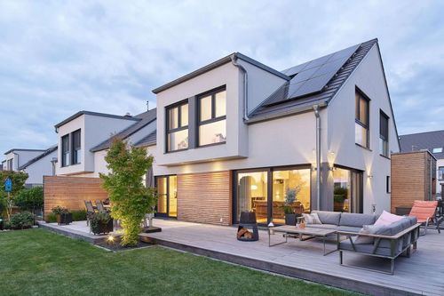 Modernes Doppelhaus mit Satteldach, großer Terrasse und Garten
