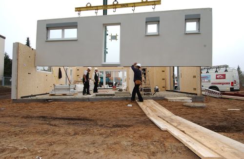 Montage eines Fertighauses auf der Baustelle