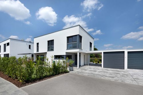 Das Dach des Carports fungiert als Bindeglied zwischen Garage und Haus