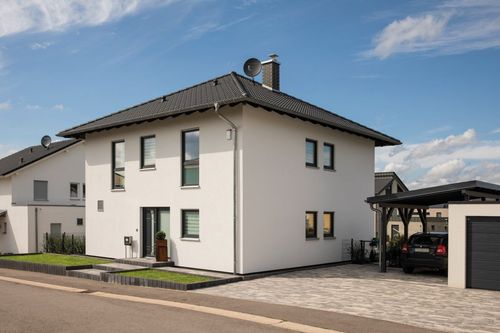 Moderne Stadtvilla mit Zeltdach, Carport und Garage