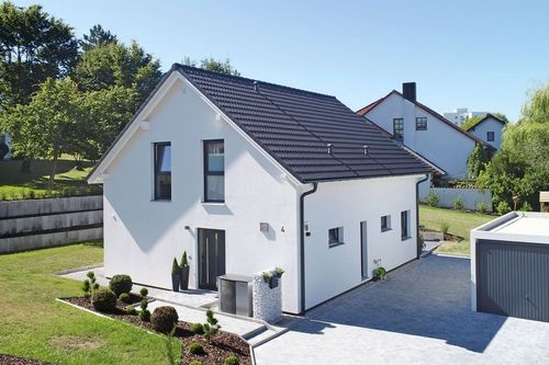 Modernes Einfamilienhaus mit Satteldach und Garage