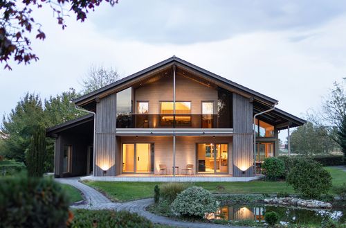 Design-Holzhaus-Starnberg-Frontansicht.jpg