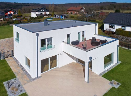 Einfamilienhaus mit Flachdach und Dachterrasse.